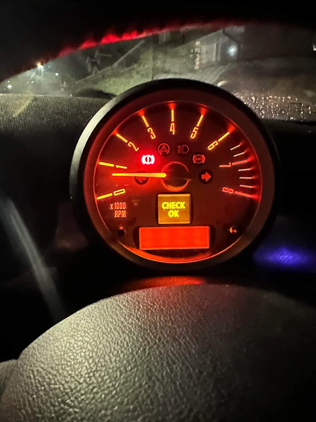 Voyant moteur orange allumé sur tableau de bord